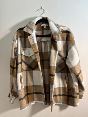 DAVI & DANI Tan and White Plaid Utility Shacket